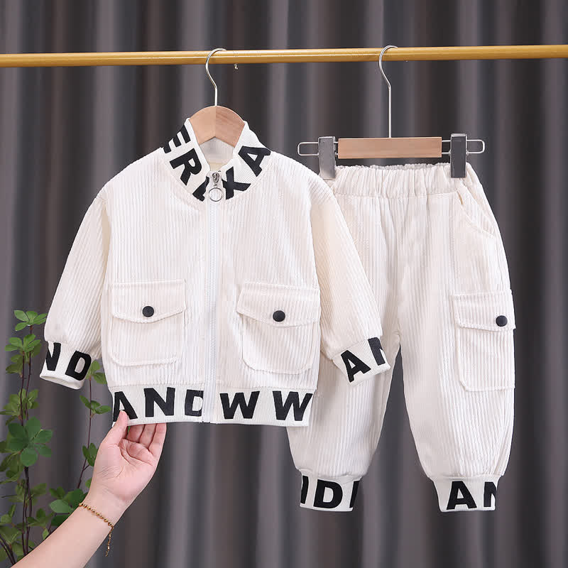 Completo da bambino composto da giacca con zip e pantaloni cargo in velluto a coste con decorazioni a lettere. - Beige - 4-5T - image 3