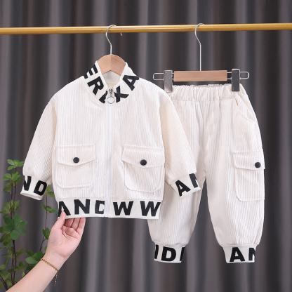 Completo da bambino composto da giacca con zip e pantaloni cargo in velluto a coste con decorazioni a lettere. - Beige - 4-5T - image 3
