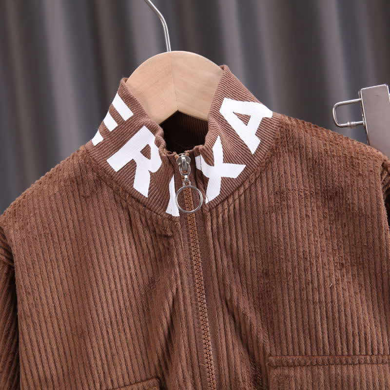 Completo da bambino composto da giacca con zip e pantaloni cargo in velluto a coste con decorazioni a lettere. - image 6