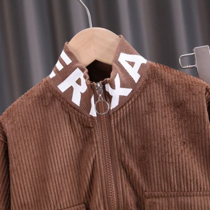 Completo da bambino composto da giacca con zip e pantaloni cargo in velluto a coste con decorazioni a lettere. - image 6