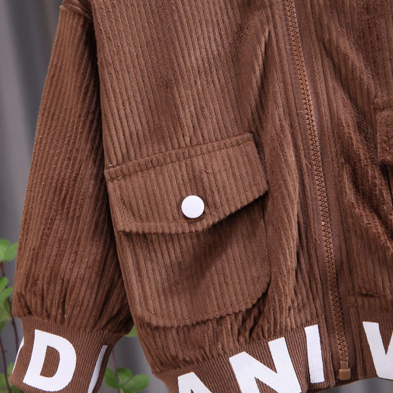 Completo da bambino composto da giacca con zip e pantaloni cargo in velluto a coste con decorazioni a lettere. - image 7