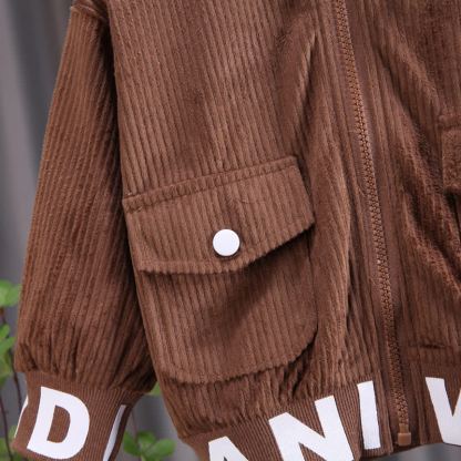 Completo da bambino composto da giacca con zip e pantaloni cargo in velluto a coste con decorazioni a lettere. - image 7