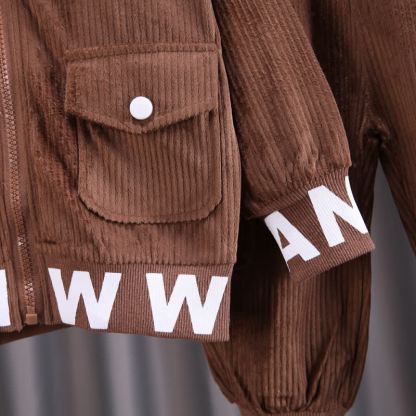 Completo da bambino composto da giacca con zip e pantaloni cargo in velluto a coste con decorazioni a lettere. - image 8