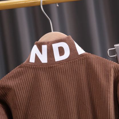 Completo da bambino composto da giacca con zip e pantaloni cargo in velluto a coste con decorazioni a lettere. - image 9