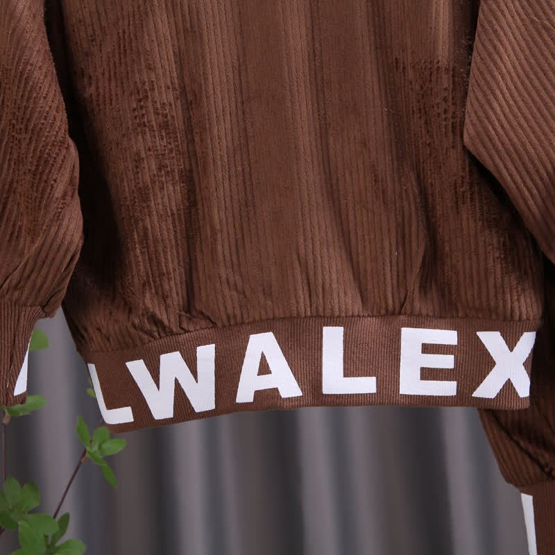 Completo da bambino composto da giacca con zip e pantaloni cargo in velluto a coste con decorazioni a lettere. - image 10