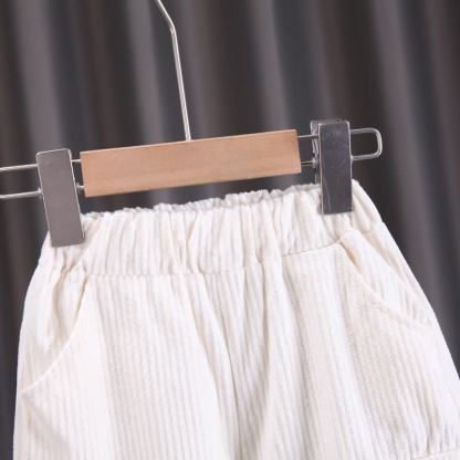 Completo da bambino composto da giacca con zip e pantaloni cargo in velluto a coste con decorazioni a lettere. - image 11