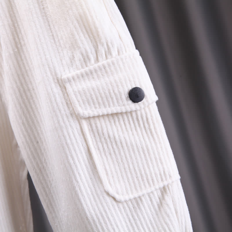 Completo da bambino composto da giacca con zip e pantaloni cargo in velluto a coste con decorazioni a lettere. - image 12