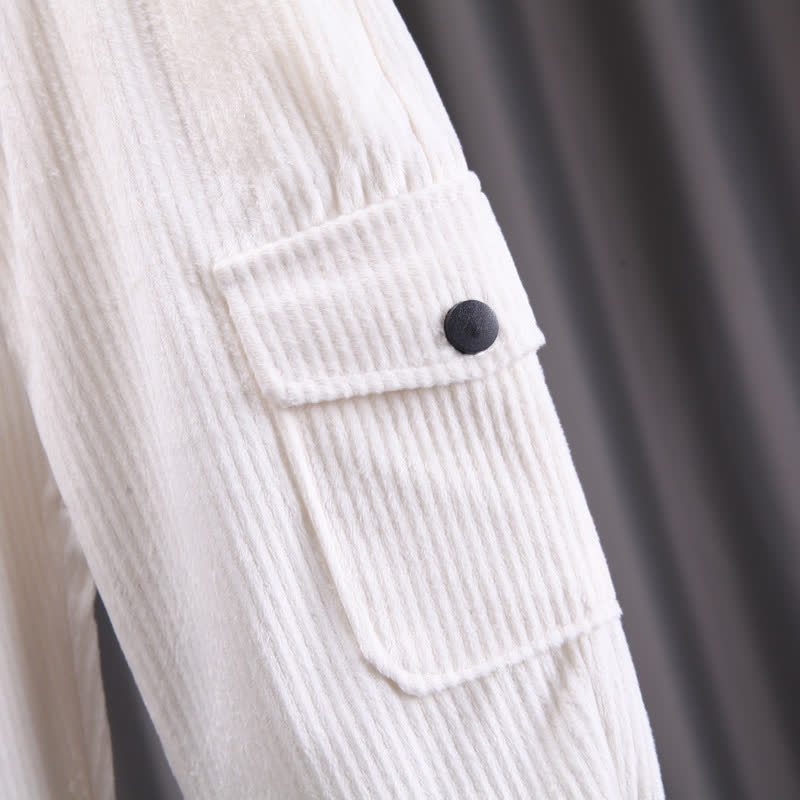 Completo da bambino composto da giacca con zip e pantaloni cargo in velluto a coste con decorazioni a lettere. - image 12