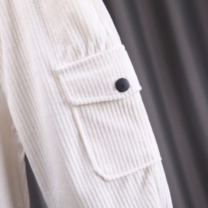 Completo da bambino composto da giacca con zip e pantaloni cargo in velluto a coste con decorazioni a lettere. - image 12