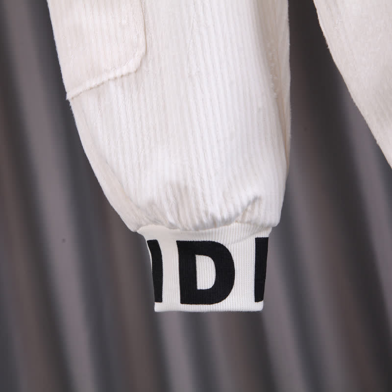 Completo da bambino composto da giacca con zip e pantaloni cargo in velluto a coste con decorazioni a lettere. - image 13