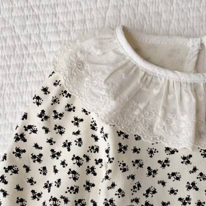 T-shirt vintage da bambina con stampa floreale e colletto Peter Pan. - image 8