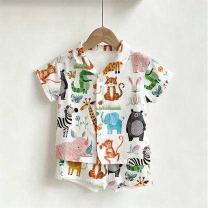 Completo da bambino composto da maglietta e pantaloncini con stampa animalier. - image 2