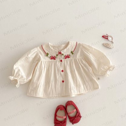 Camicia con colletto Peter Pan e maniche a sbuffo con ricami di fragole. - image 2