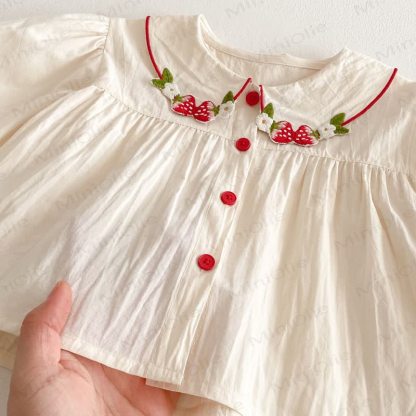 Camicia con colletto Peter Pan e maniche a sbuffo con ricami di fragole. - image 4