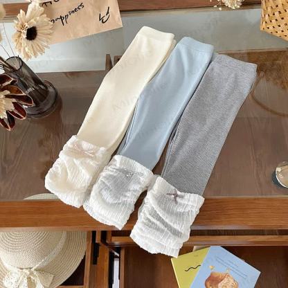 Leggings da bambina in morbido tessuto a coste con fiocco in pizzo sull'orlo. - image 2