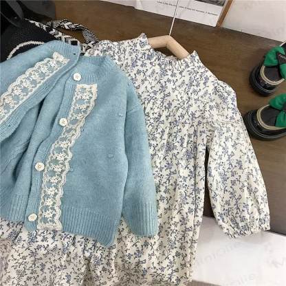 Completo da bambina con stampa floreale vintage, composto da abito e capospalla. - image 1