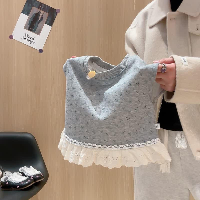 Completo da bambina in maglia grigio con bordo in pizzo e motivo floreale, composto da 3 pezzi. - image 2