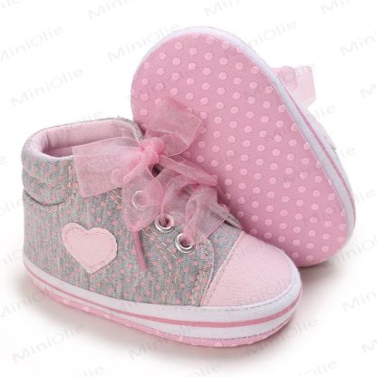 Scarpine da primi passi per neonati con pois a forma di cuore - image 2