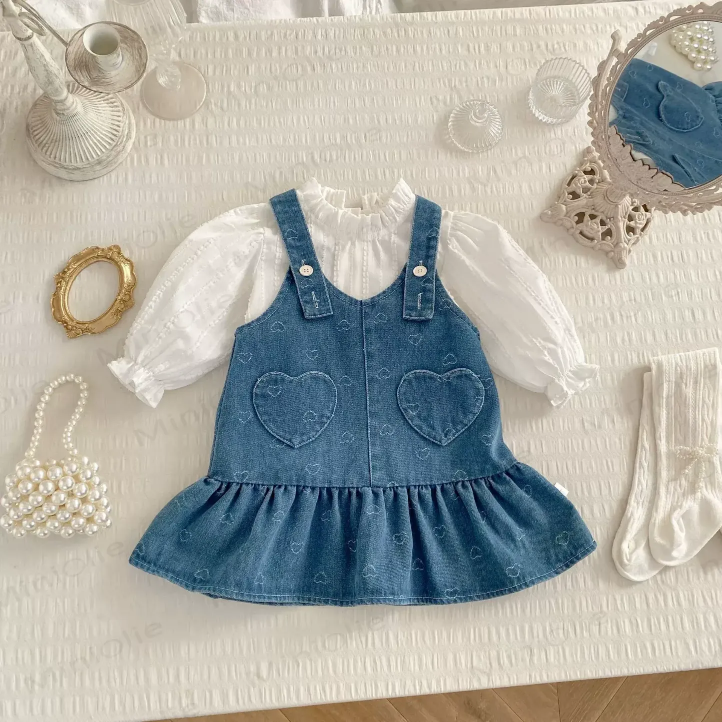 Completo da bambina con salopette e camicetta in denim a forma di cuore. - image 1