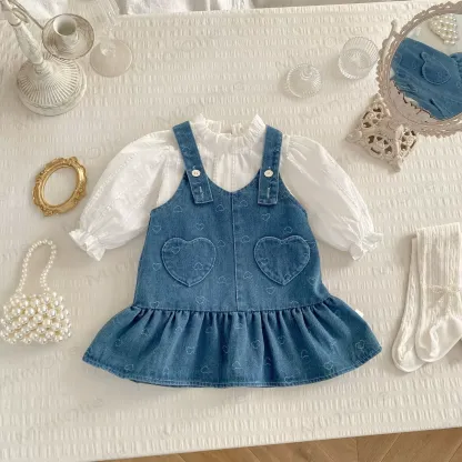 Completo da bambina con salopette e camicetta in denim a forma di cuore. - image 1