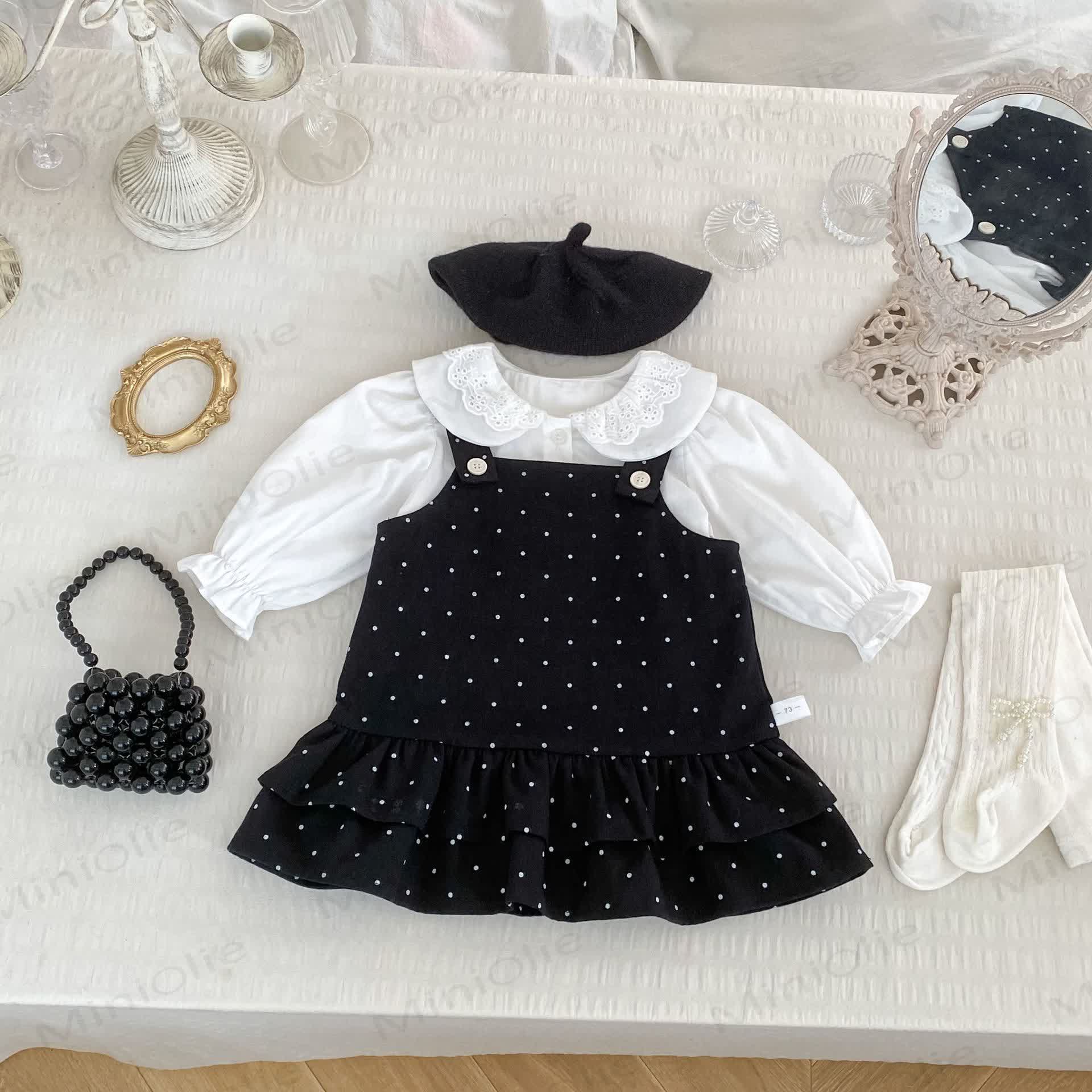 Vestitino a salopette a pois e camicetta di pizzo per bambina - image 1