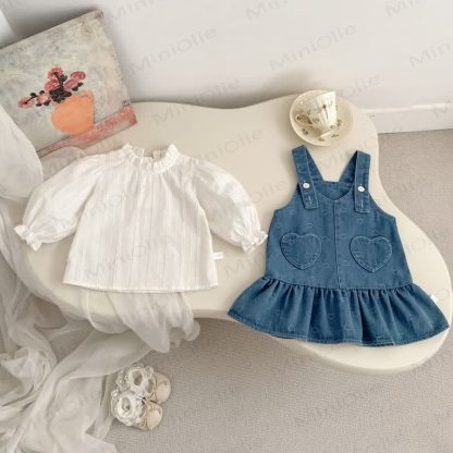 Completo da bambina con salopette e camicetta in denim a forma di cuore. - image 4