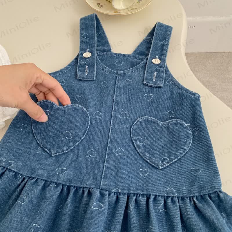 Completo da bambina con salopette e camicetta in denim a forma di cuore. - image 6