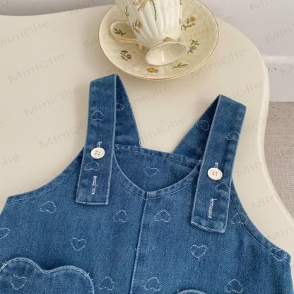 Completo da bambina con salopette e camicetta in denim a forma di cuore. - image 5