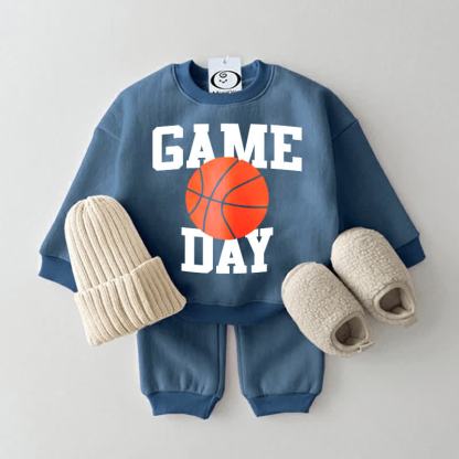 Completo da 2 pezzi blu "GAME DAY Baby Basketball" con felpa e scarpe da basket. - Blu - 2-3T - image 1