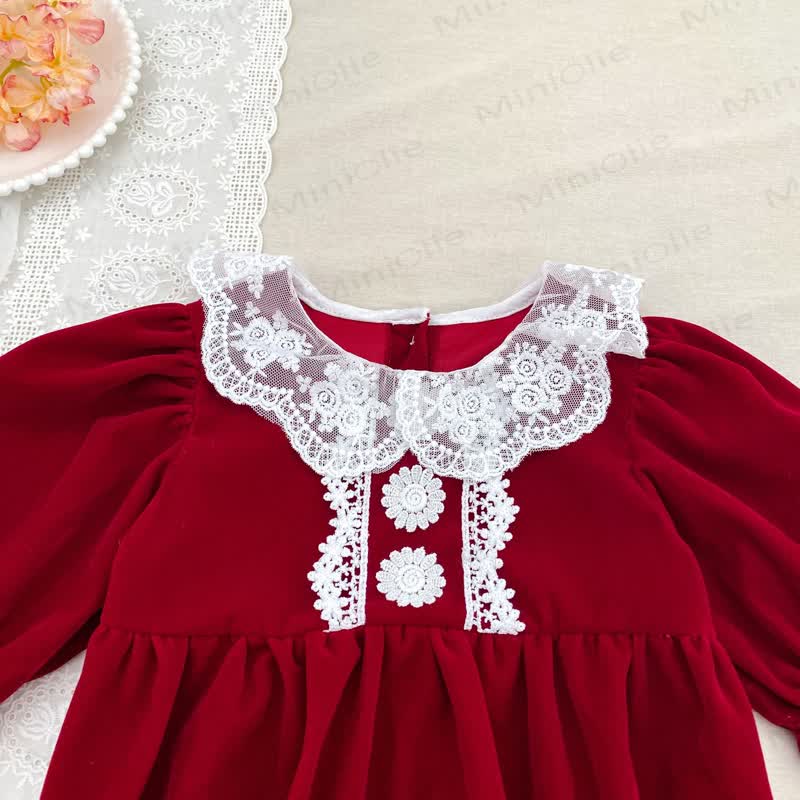 Completo composto da vestitino e body in velluto con colletto in pizzo per bambina. - image 7