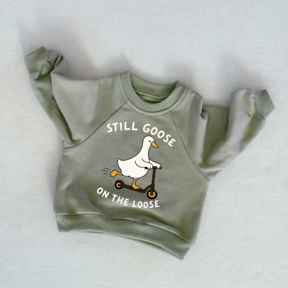 Felpa grigio-verde per neonati e bambini piccoli con la scritta "ANCORA OCA IN FUGA" - Grigio Verde - 3-5T - image 1