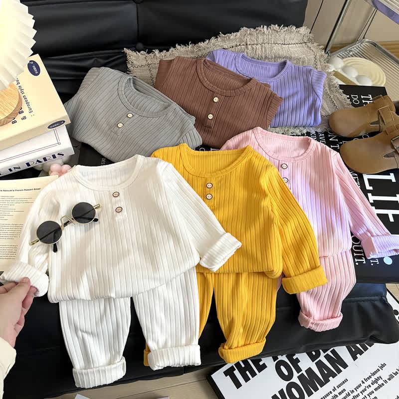 Completo da casa per bambini in maglia tinta unita, modello Henley, composto da due pezzi. - image 1