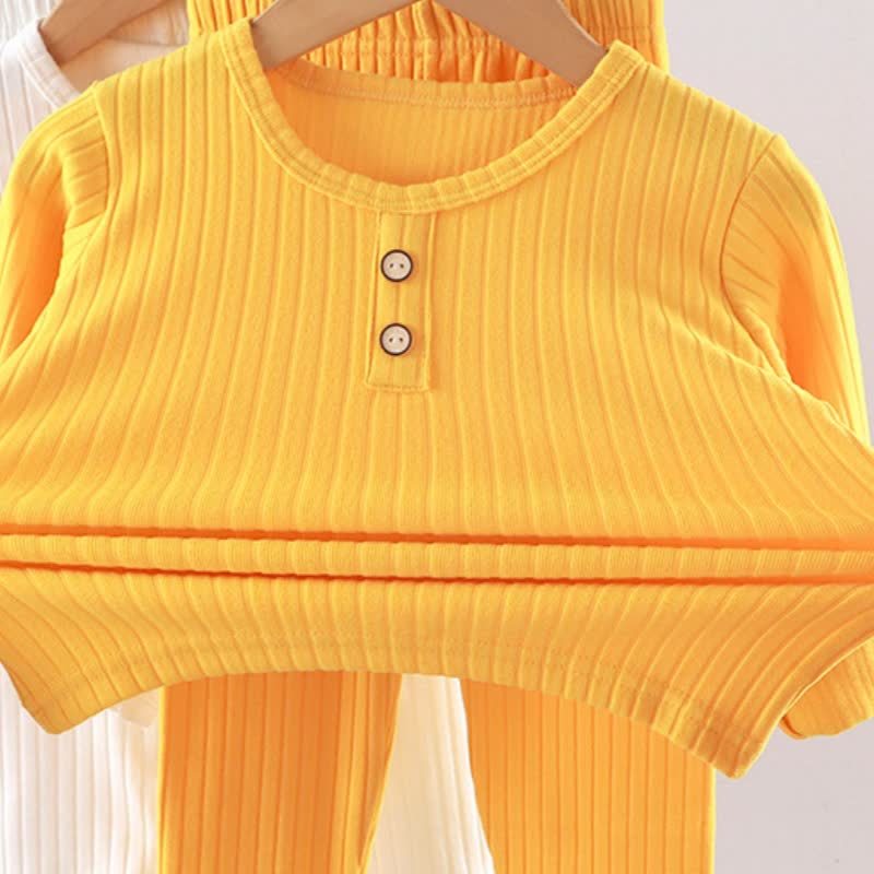 Completo da casa per bambini in maglia tinta unita, modello Henley, composto da due pezzi. - image 9