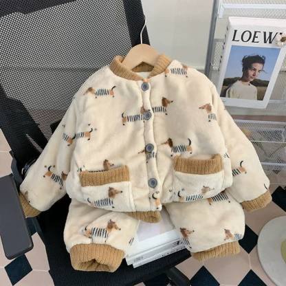 Completo da casa per bambini composto da giacca e pantaloni in morbido peluche con stampa animalier, composto da 2 pezzi. - Bassotto marrone - 6-7T - image 1