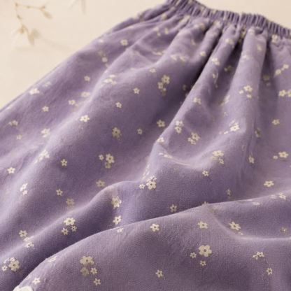 Pantaloni viola con orlo in pizzo floreale per bambina - image 5