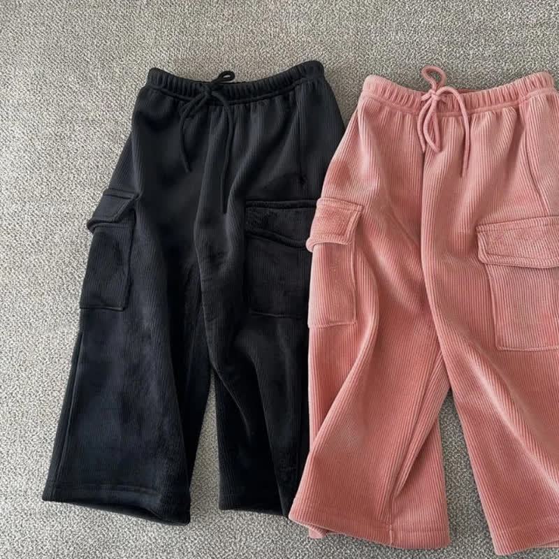 Completo due pezzi per bambini: felpa e pantaloni in velluto a coste con mezza zip. - image 6