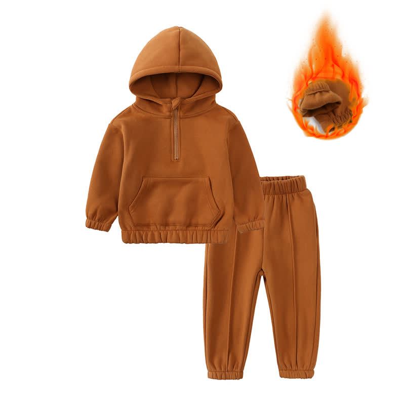 Completo da bambino composto da felpa con mezza zip e pantaloni della tuta in pile a tinta unita, in due pezzi. - Caramello - 6-7T - image 4