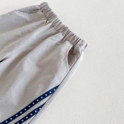 Pantaloni con coulisse a righe a contrasto o maglietta raglan per neonati e bambini piccoli - image 9