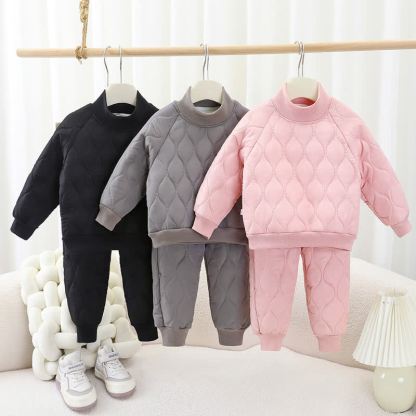 Completo due pezzi per bambino composto da felpa trapuntata calda e pantaloni della tuta. - image 1