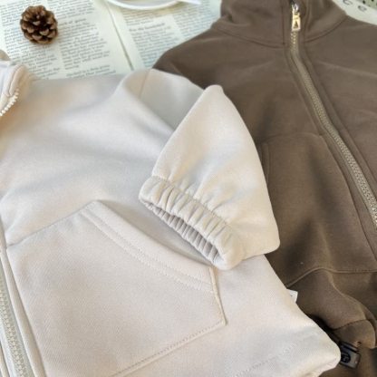 Completo due pezzi per neonato/a: giacca e pantaloni sportivi casual con cerniera. - image 8