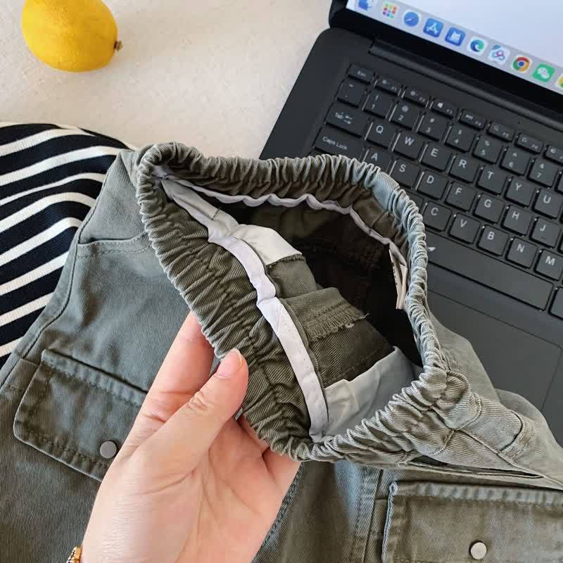 Pantaloni cargo da bambino a tinta unita - image 5