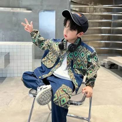 Completo da bambino in denim con patchwork geometrico, composto da due pezzi. - image 1