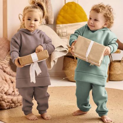 Completo per bambini composto da felpa con cappuccio e pantaloni in morbido pile, composto da due pezzi. - image 1