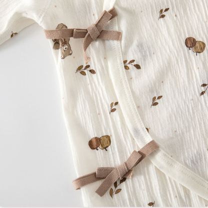 Tutina per neonati con fiocco, pois e orsetto, chiusura frontale con bottoni. - image 6