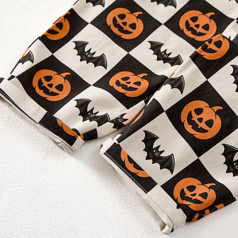 Tutina beige per neonati e bambini con stampa a scacchiera bianca e nera a tema zucca e pipistrello. - image 7