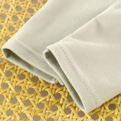 Pigiama per bambini composto da top e pantaloni a quadretti, due pezzi. - image 9