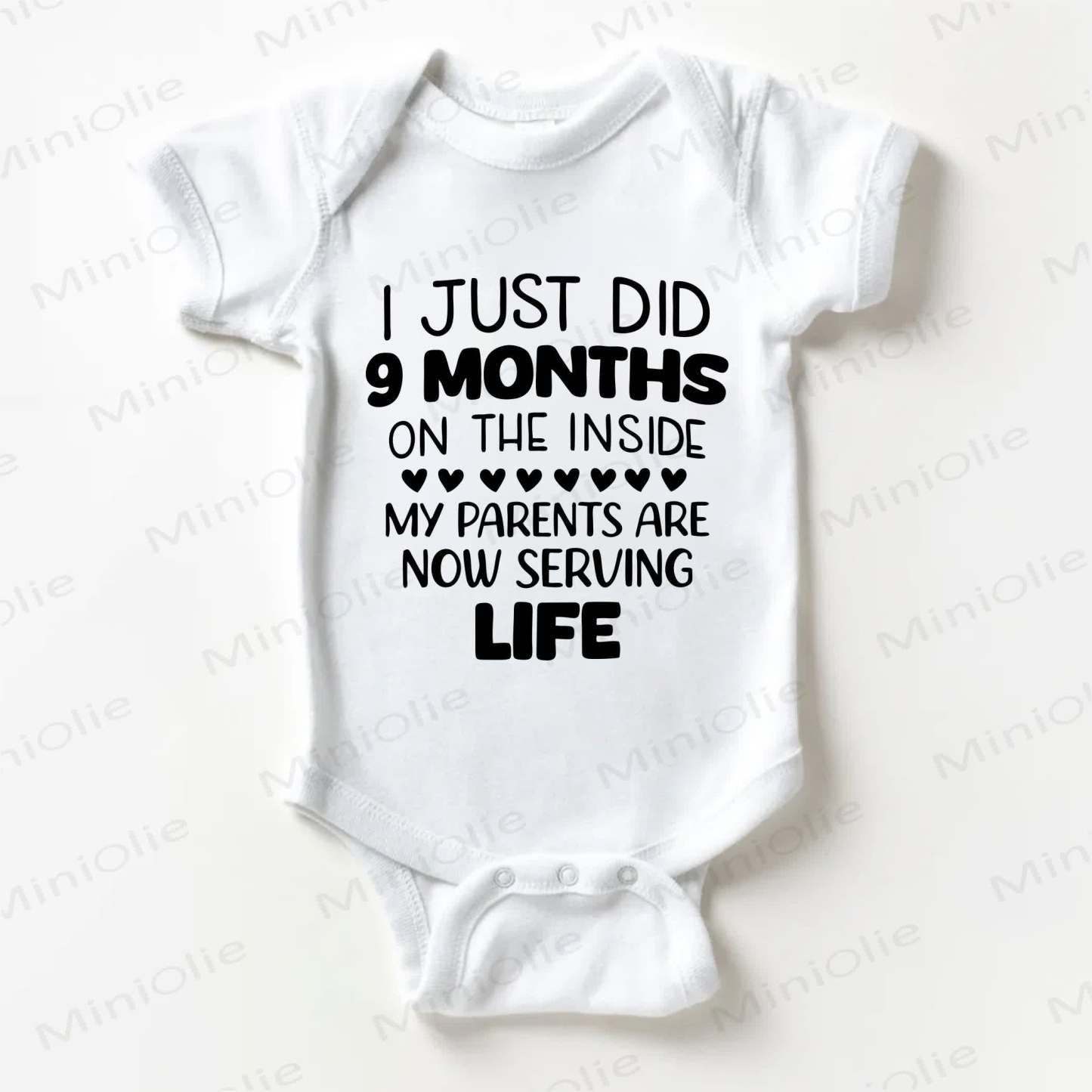 HO APPENA TRASCORSO 9 MESI IN CARCERE, I MIEI GENITORI ORA STANNO SCONTANDO L'ERGASTOLO Body bianco con slogan per neonati - Bianco - 18-24 mesi - image 1