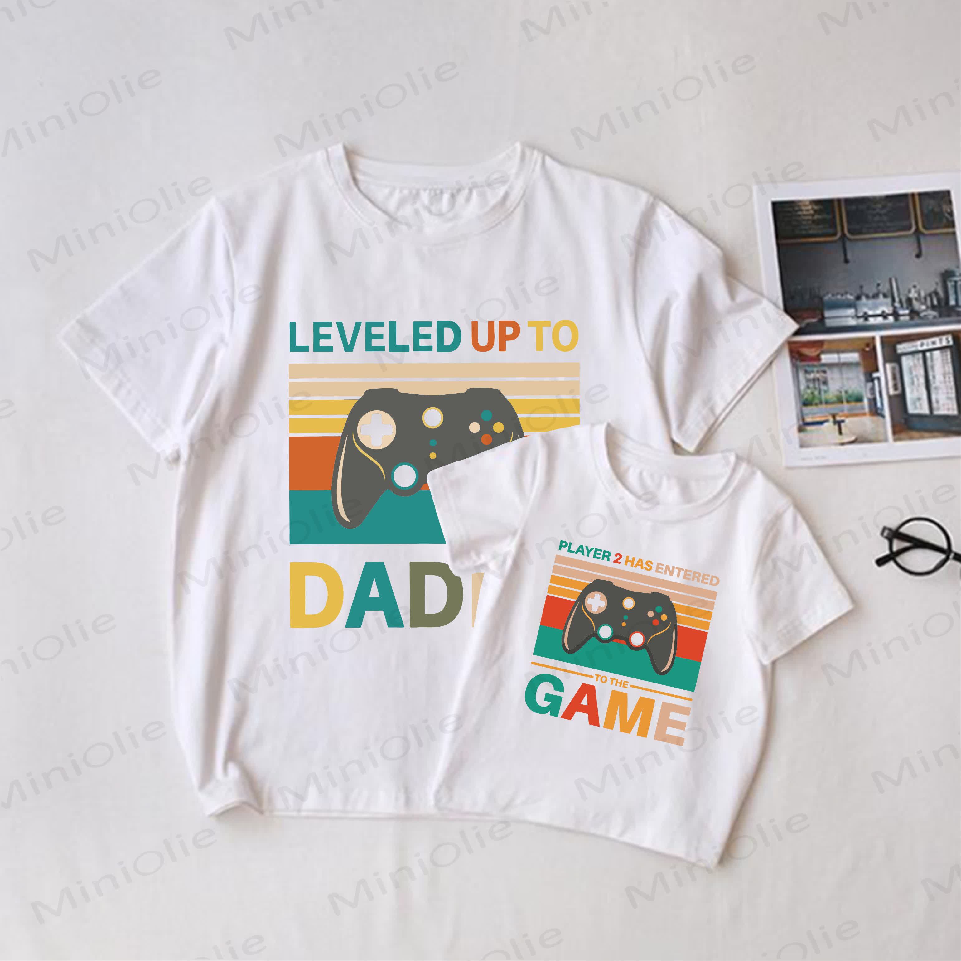PAPÀ È PASSATO AL LIVELLO DI PAPÀ/IL GIOCATORE 2 È ENTRATO IN GIOCO Maglietta abbinata con stampa del controller della famiglia bianca - Bianco - T-shirt da adulto: XL - image 1