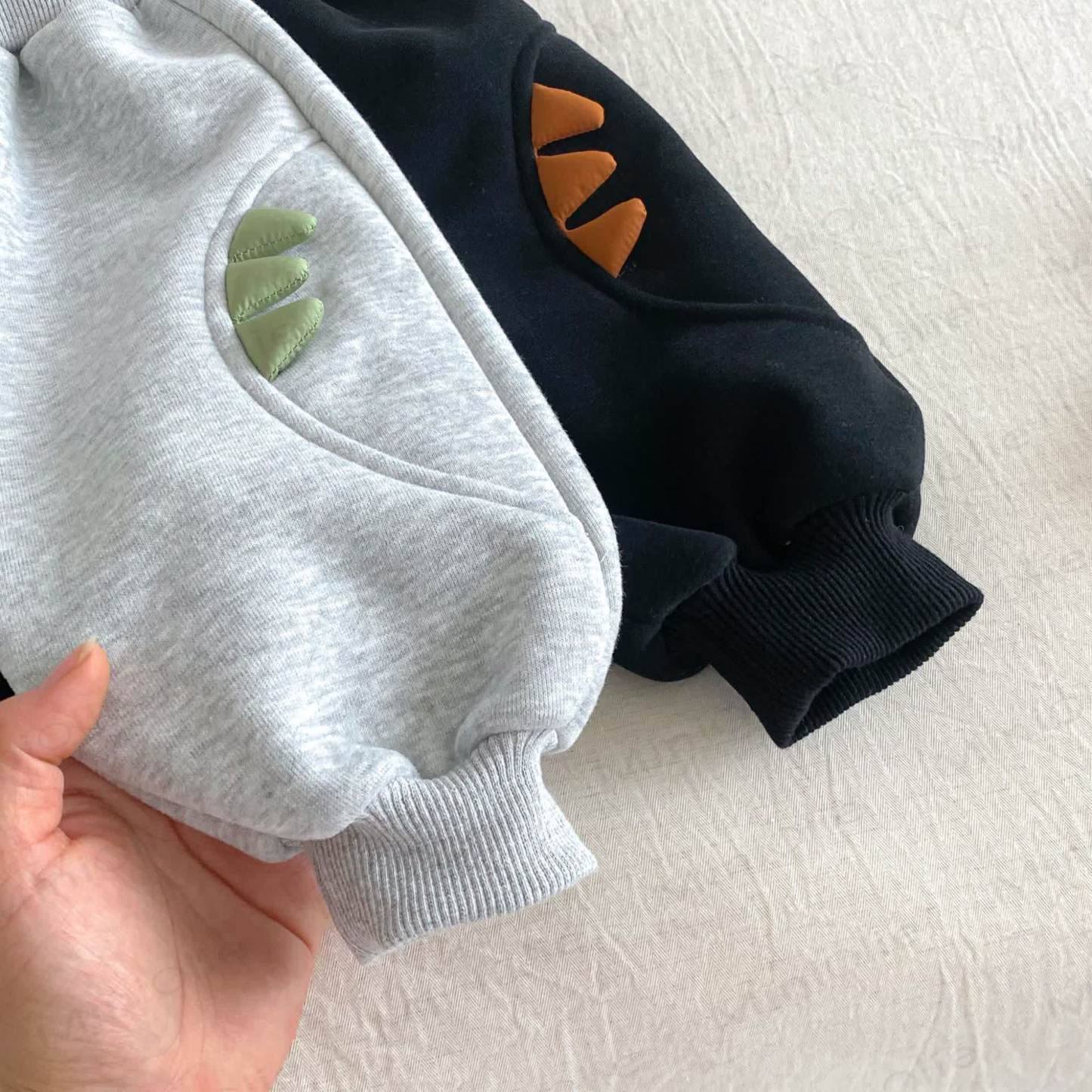 Top e pantaloni foderati in pile per bambini piccoli, modello DINOSAURO - image 14