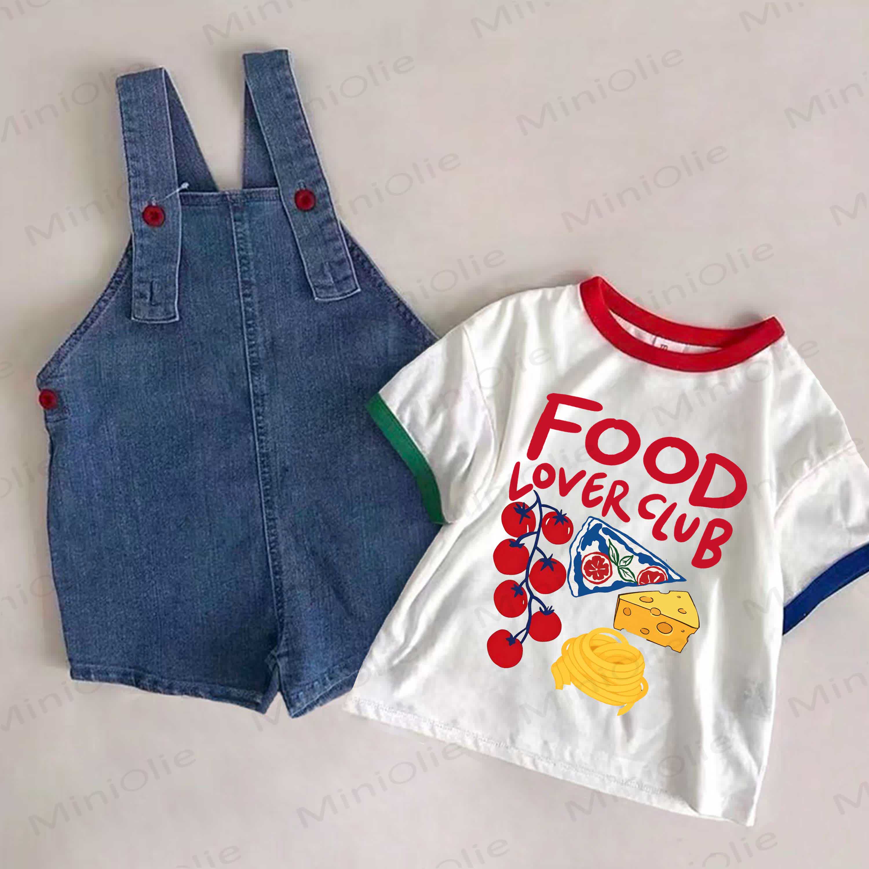 Completo da 2 pezzi per neonati "FOOD LOVER CLUB": salopette in denim blu e maglietta bianca con stampa di cibo. - Bianco e Blu - 2-3T - image 1
